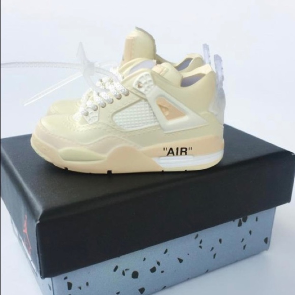 AJ4 OW Saul  3D Keychain